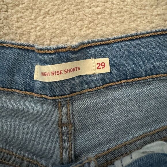 Women’s Levi High Rise Jean Shorts Sz 29 - Picture 2 of 4